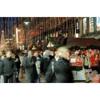 1962_0448 Marktbesucher auf dem Hamburger Weihachtsmarkt in der Spitaler Strasse. | 
